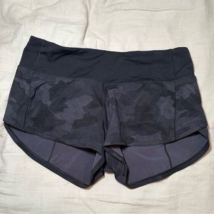 Lululemon low rise 2.5" speed up shorts in black Camo